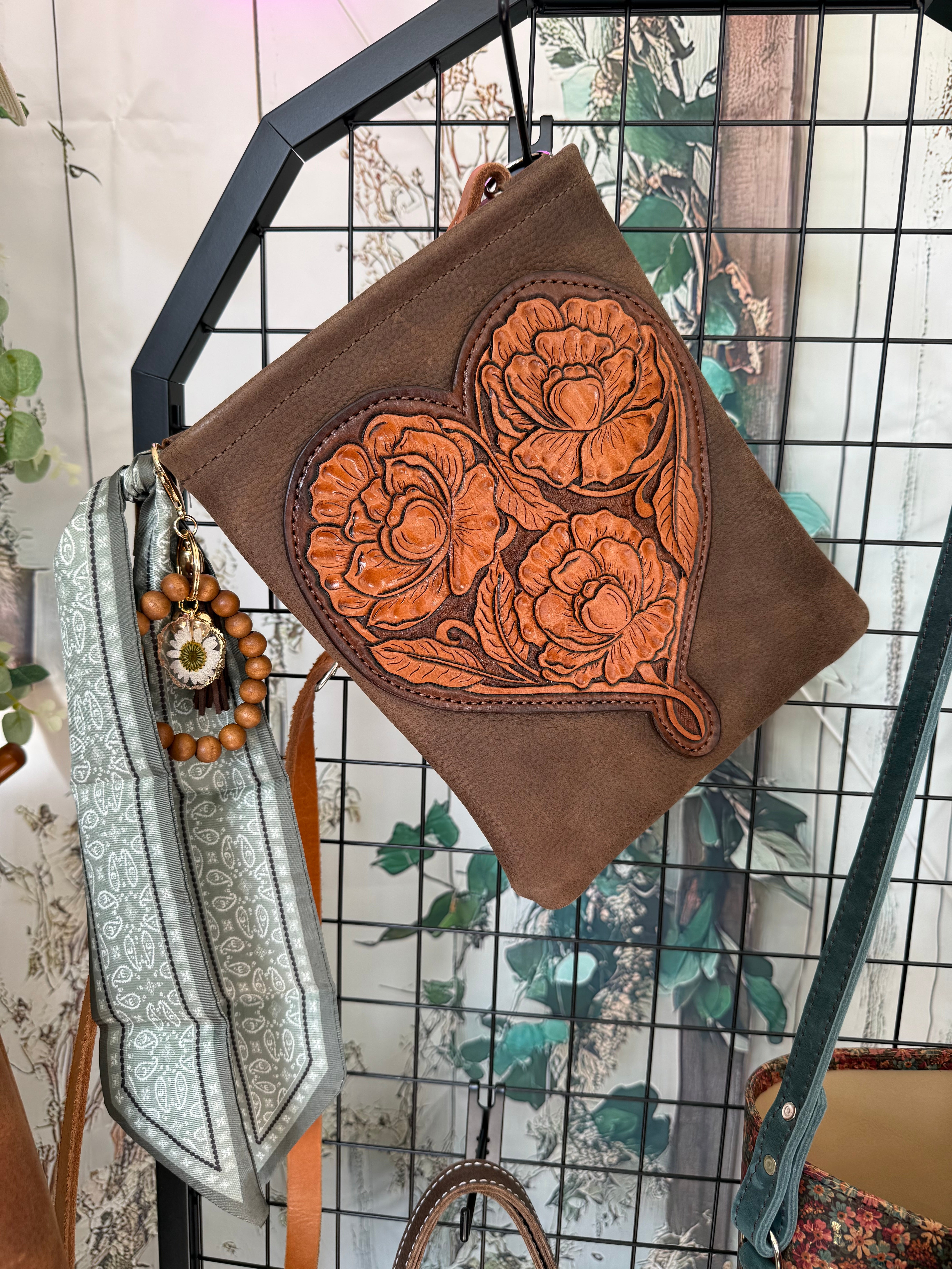 leathers and treasuresブレスレット 奈美imai Tooled Peony Heart Crossbody Purse – Sagebrush Leather Co.